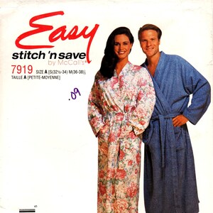 Op de afbeelding: Een naaipatroon voor een badjas, met een bloemenprint en een effen blauwe print. Het patroon heet "Easy stitch 'n save" van McCall's en het nummer is 7919. Het patroon is voor de maten S (32 1/2 - 34) en M (36 - 38).