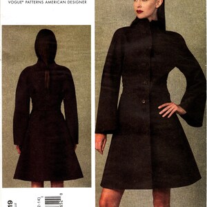 Puede incluir: Un sobre de patrón de costura Ralph Rucci Vogue Patterns American Designer para un abrigo negro. El frente muestra un abrigo hasta la rodilla con cuello alto, mangas largas acampanadas y cierre frontal de botones. Se muestra la vista trasera.