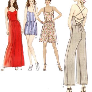 Op de afbeelding: Simplicity naaipatroon 8635 voor maten 40-48. De illustratie toont vier kledingstukken: een lange rode jurk, een blauw-wit gestreepte playsuit, een jurk met bloemenprint en een beige jumpsuit met een vetersluiting op de rug.