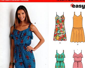 Puede incluir: Un patrón de costura New Look, estilo 6373, con un mono con estampado floral, un vestido floral y un mono corto. El patrón incluye tallas FR 36-48. La modelo lleva un mono azul con detalles florales rojos.