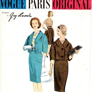 Könnte beinhalten: Ein Vintage-Schnittmuster von Vogue Paris Original, entworfen von Guy Laroche. Das Schnittmuster ist für ein Kleid mit einer kurzen Jacke. Das Kleid ist in zwei verschiedenen Farben gezeigt: Türkis und Braun. Die Schnittmuster-Nummer ist 1462.