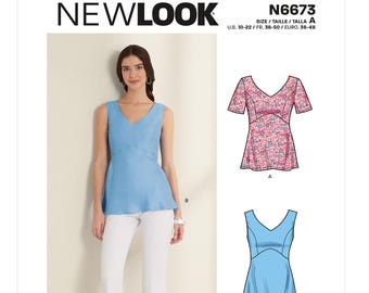 Puede incluir: Un patrón de costura New Look, N6673, con un top azul sin mangas y un diseño de top con estampado floral. El patrón incluye tallas EUR 36-48. La modelo lleva un top azul y pantalones blancos. El logo de New Look está en la parte superior.