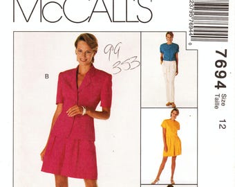 Puede incluir: Un patrón de costura para un traje de mujer. El patrón incluye una chaqueta y una falda. La chaqueta tiene cuello, botones y mangas cortas. La falda es de línea A y tiene un volante en el dobladillo. El patrón es para la talla 12. El patrón es de McCall's y el número de patrón es 7694.