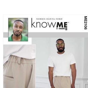 Puede incluir: Un paquete de patrones de costura con un hombre con pantalones beiges y una camiseta blanca. El paquete incluye una foto del diseñador, el logotipo "knowME" y el texto "ME2106". El paquete también incluye un código QR y el texto "Designed and printed in USA".