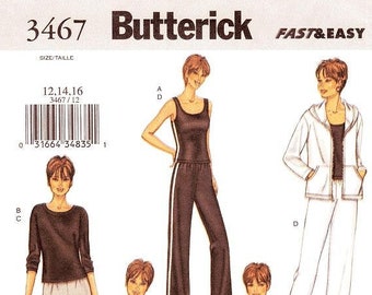 Puede incluir: Un patrón de costura para un atuendo femenino. El patrón incluye una blusa blanca, un top negro sin mangas, una falda blanca, un pantalón negro y una chaqueta blanca. El patrón está etiquetado como "Butterick 3467" y "Rápido y fácil".