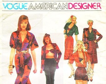 Puede incluir: Un patrón de costura vintage con cuatro diseños de ropa para mujeres de Anne Klein. El patrón es para Vogue American Designer 2440.