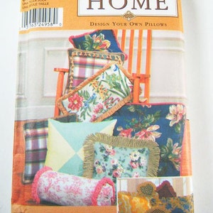 Könnte beinhalten: Simplicity 9683 Home Design Your Own Pillows Nähmuster mit einer Auswahl an Kissen mit verschiedenen Stoffen und Besätzen. Das Muster enthält Anleitungen zum Nähen von Kissen in verschiedenen Formen und Größen.