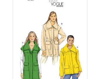 Puede incluir: Un patrón de costura para tres chaquetas diferentes. La primera chaqueta es amarilla, la segunda es verde y la tercera es beige. El patrón está etiquetado como "V8794 Muy fácil Vogue Patterns".