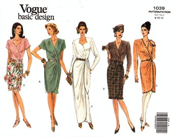 Könnte beinhalten: Vogue Basic Design Schnittmuster für ein Wickelkleid in fünf verschiedenen Stilen. Das Schnittmuster ist für die Größen 8-10-12. Das Schnittmuster beinhaltet ein Kleid mit Blumenmuster, ein grünes Kleid, ein weißes Kleid, ein kariertes Kleid und ein orangefarbenes Kleid.