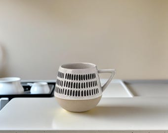 Ręcznie robiony ceramiczny kubek do kawy: retro czarno-biały wzór w kropki