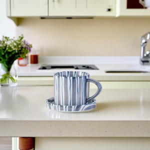 Handgjord randig keramisk kaffemugg: Tekopp i retrostil