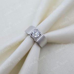 Anillo solitario de moissanita: anillo de compromiso de banda ancha en plata de ley 925