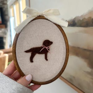 Perro bordado personalizado, perro de fieltro con aguja, perro personalizado, regalo hecho a mano, regalo personalizado, arte de pared con bastidor de bordado, decoración de guardería,
