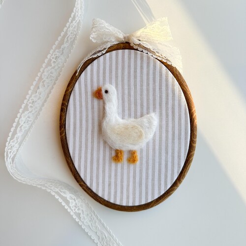 Décoration de chambre de bébé canard feutrée à l'aiguille : cerceau d'art mural à broder fait main