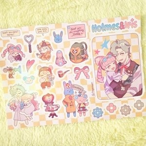 Könnte beinhalten: Ein Stickerbogen mit Cartoon-Illustrationen von Charakteren und Objekten. Der Bogen enthält Bilder eines Detektivs, eines Rucksacks, eines Schlüssels und eines sich umarmenden Paares. Der Text auf dem Bogen enthält "Holmes & Iris" und andere Phrasen.