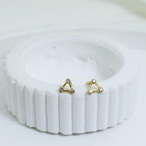 14K Solid Gold Triangle Piercing, Dainty Helix Piercing, 14K Solid Gold Pyramid Piercing, Screw Back Piercing, Gold Stud Piercing, Labret