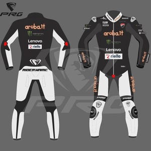 Op de afbeelding: Een zwart-wit racepak met de logo's "aruba.it", "Monster", "Lenovo" en "riello". Het pak heeft rode accenten op de ellebogen en een "RIDER NAME" gedeelte. Ontworpen voor motorraces.