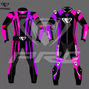 Peut inclure: Une combinaison de course noire, rose et violette avec le texte "Pythons Racing Gear" et "PRG" sur la combinaison.