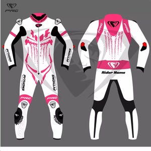 Peut inclure: Combinaison de course de moto blanche et rose avec des accents noirs. La combinaison porte les mots "Pythons Racing Gear" et "PRG". Le dos de la combinaison porte les mots "Rider Name".