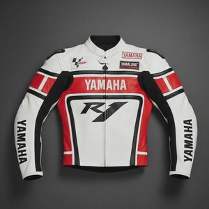 Peut inclure: Une veste de moto en cuir blanc, rouge et noir arborant le logo Yamaha sur la poitrine et les manches, le nom du modèle R1 affiché sur le devant, ainsi que des écussons de marque Yamaha et Yamalube sur la partie supérieure de la poitrine.