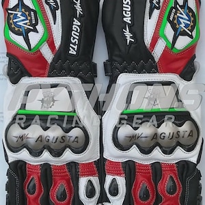 Può includere: Paio di guanti da moto neri, bianchi e rossi con il logo "MV AGUSTA". I guanti hanno protezione per le nocche e dettagli verdi e blu. I guanti sono in pelle e hanno un design da corsa.