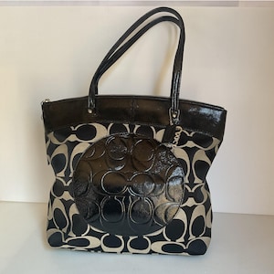 Bolso tote Coach F1273-F18335 Signature con ribete de charol en caqui y negro