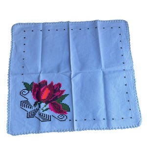 New Mexican Hand-Embroidered Tablecloth with Crochet Edging – Pink Flower Design – 17” x 20” / Mantel Mexicano Bordado a Mano