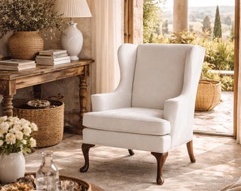Sillón vintage de nogal con respaldo alto, tapizado en crema, patas estilo Reina Ana, estilo inglés clásico.
