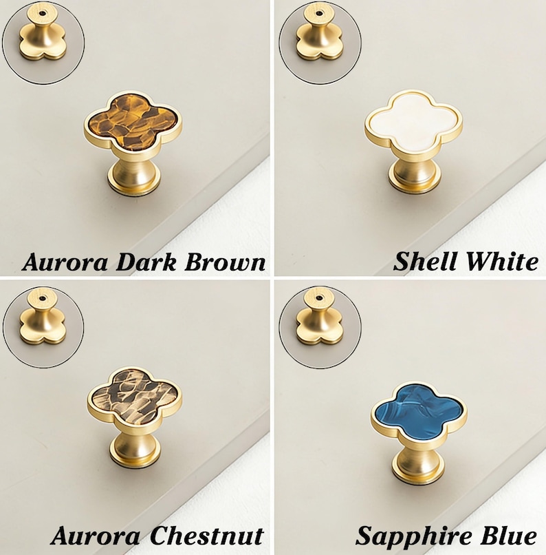 K&ouml;nnte beinhalten: Vier dekorative Schrankkn&ouml;pfe mit goldfarbenem Sockel und Kleeblatt-Design. Die Farben sind Aurora Dark Brown, Shell White, Aurora Chestnut und Sapphire Blue. Der Text auf dem Bild lautet "Aurora Dark Brown", "Shell White", "Aurora Chestnut" und "Sapphire Blue".