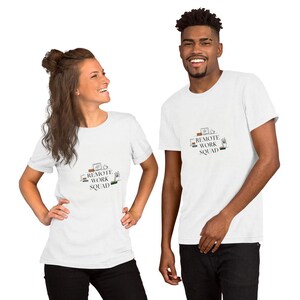 Könnte beinhalten: Zwei Personen tragen weiße T-Shirts mit dem Aufdruck "REMOTE WORK SQUAD" auf der Vorderseite. Die Grafik zeigt einen Computer, einen Schreibtisch und eine Pflanze. Beide lächeln und tragen schwarze Hosen.