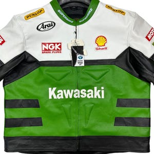Könnte beinhalten: Eine grüne und weiße Leder-Motorradjacke mit Kawasaki, Dunlop, Arai, NGK, Shell und Superbike Logos. Die Jacke hat einen schwarzen Reißverschluss und einen schwarzen Kragen.
