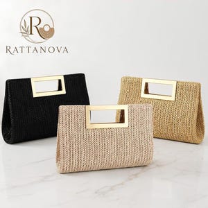 Könnte beinhalten: Drei rechteckige, geflochtene Clutch-Taschen mit einem starren, rechteckigen Griff aus goldfarbenem Metall. Eine Tasche ist schwarz, eine naturbeige und eine goldbraun. Das Markenlogo RATTANOVA ist in der oberen linken Ecke des Bildes zu sehen.
