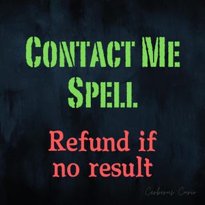 Puede incluir: Sobre un fondo oscuro, el texto verde dice "CONTÁCTAME HECHIZO." Debajo, en rojo, dice "Reembolso si no hay resultado." El texto está en una fuente de plantilla. El nombre "Cerberus Curio" está en la esquina inferior derecha.