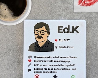 Posavasos con el perfil de citas de Ed Kemper: regalo divertido de crímenes reales / Posavasos con parodia de asesino en serie / Decoración de humor negro / Merchandising de Murderino