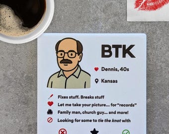 Posavasos BTK con perfil de citas de Dennis Rader: regalo divertido de crímenes reales / Posavasos con parodia de humor negro / Merchandising de asesinos en serie / Decoración de Murderino