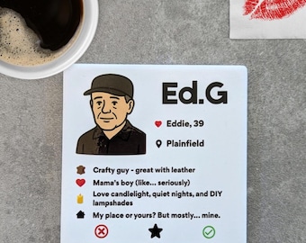 Posavasos con el perfil de citas de Ed Gein: regalo divertido de crímenes reales / parodia de asesino en serie / posavasos de humor negro / decoración del hogar de Murderino