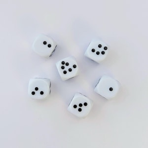 Puede incluir: Seis dados blancos con puntos negros dispersos sobre una superficie blanca. Los dados muestran diferentes números, del uno al seis. Los dados son clásicos, sencillos y listos para un juego.
