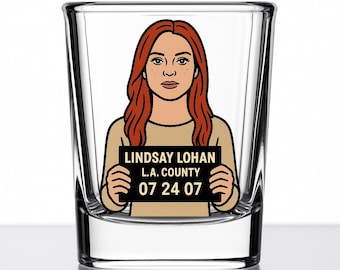 Vaso de chupito de Lindsay Lohan – Regalo divertido de foto policial con caricatura – Artículos de bar de famosos de los años 2000 – Coleccionable de Chicas pesadas – Serie Mug Shotz – Vidrio UV DTF