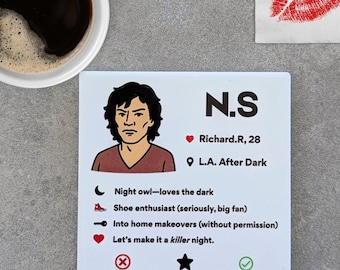 Posavasos con perfil de citas de Night Stalker: regalo divertido de crímenes reales / parodia de Richard Ramirez / posavasos de humor negro / artículos de Murderino