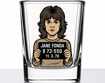 Vaso de chupito de Jane Fonda – Regalo divertido de foto policial con caricatura – Artículos de bar con ícono feminista – Colección retro de celebridades – Serie Mug Shotz – Vidrio UV DTF