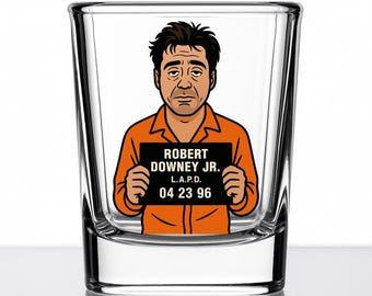 Vaso de chupito de Robert Downey Jr. – Regalo divertido de foto policial de dibujos animados – Coleccionable del actor de Marvel – Artículos de bar de Iron Man – Serie Mug Shotz – Vidrio UV DTF