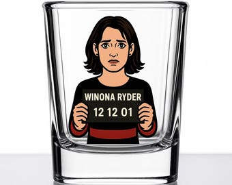 Vaso de chupito Winona Ryder – Regalo divertido de foto policial con dibujos animados – Artículos de bar nostálgicos de los años 2000 – Coleccionable de famosos – Serie Mug Shotz – Vidrio UV DTF