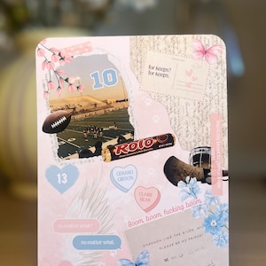 Op de afbeelding: Een decoratieve collage op een roze achtergrond met een voetbal, een Rolo-chocoladereep en diverse tekstelementen. Bevat de nummers 10 en 13, hartvormige snoepjes en de zinnen "for keeps?" en "Boom, boom, fucking boom."