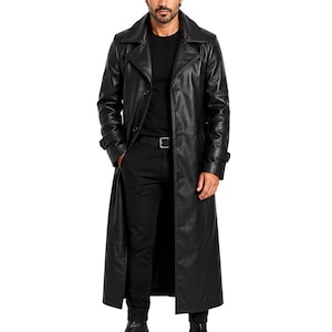 Könnte beinhalten: Ein langer schwarzer Ledermantel mit breitem Reverskragen, Knopfleiste auf der Vorderseite und langen Ärmeln mit verstellbaren Riegeln an den Manschetten. Der Mantel wird über einem schwarzen T-Shirt und einer schwarzen Hose getragen.