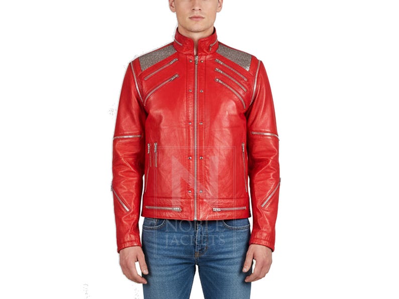 Puede incluir: Chaqueta de cuero roja brillante con cremalleras y detalles plateados. La chaqueta tiene cuello alto, m&uacute;ltiples bolsillos con cremallera y detalles plateados en los hombros. Se usa con vaqueros azules. La marca "NOBLE JACKETS" es visible.