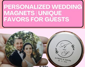 Puede incluir: Dos imanes redondos, uno con una foto de boda y el otro con las iniciales "A y S" y la fecha "08-10-2024". Los imanes miden 58 mm de diámetro. El texto superior dice "IMANES DE BODA PERSONALIZADOS | RECUERDOS ÚNICOS PARA INVITADOS".