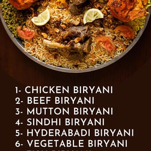 Può includere: Un primo piano di un grande piatto di biryani, un piatto di riso tradizionale del sud asiatico. Il biryani è fatto con pollo, manzo, montone e verdure. Il piatto è guarnito con coriandolo fresco, spicchi di limone e anacardi.