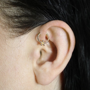 Boucles d'oreilles fleur en or massif 14 carats | Piercing d'oreille Bloom Hoop, bijoux de septum, cerceau de cartilage, piercing de tour, piercing d'anneau de septum, cerceau hélicoïdal