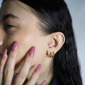 14K Solid Gold Funkeln Rosa Dreibettzimmer CZ Flat Back Ohrringe Tragus Ohr Piercing Geometrische Piercing Tropfen Ohrringe Lobe Threadless Tiny Real