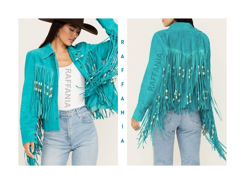 Puede incluir: Una chaqueta de ante color turquesa brillante con largos flecos en los paneles delanteros y traseros. Los flecos est&aacute;n adornados con peque&ntilde;as cuentas cil&iacute;ndricas en blanco, marr&oacute;n y turquesa. La palabra RAFFANIA est&aacute; impresa verticalmente.